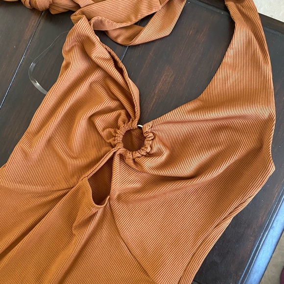 FIND YOUR WAY BACK BROWN RING LINK HALTER RIBBED DRESS - Picture 4 of 4